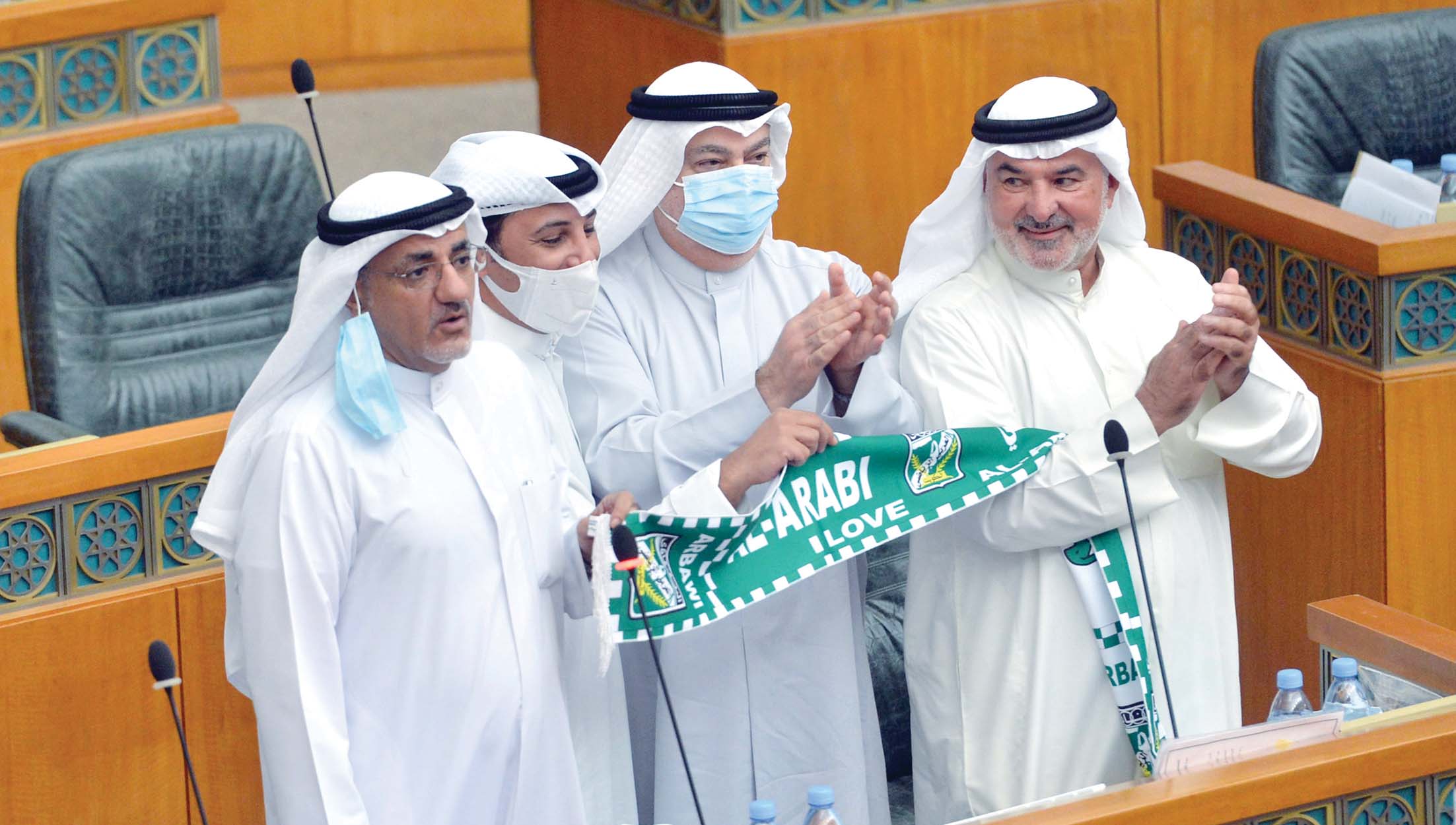 عاشور والصالح والفضل وأبل يرفعون وشاح النادي العربي