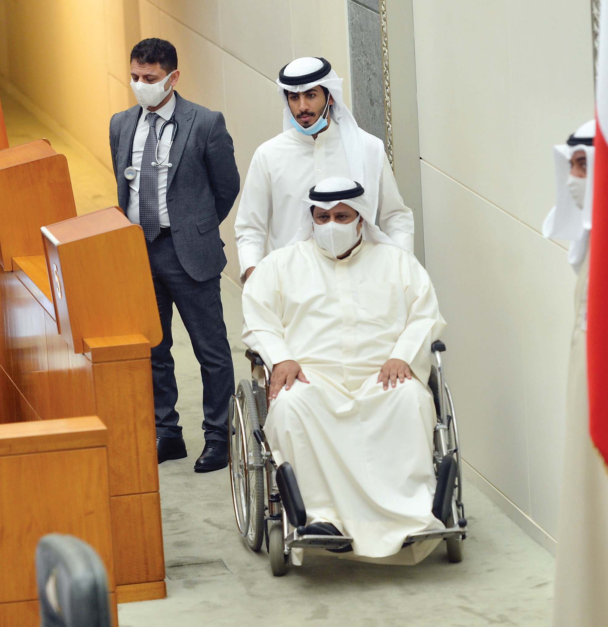 الحميدي السبيعي يدخل القاعة على كرسي متحرك ليكمل نصاب «عدم التعاون»