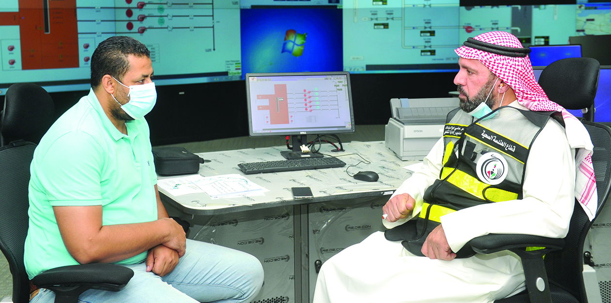 أبوالبنات يتحدث للزميل علي العلاس	