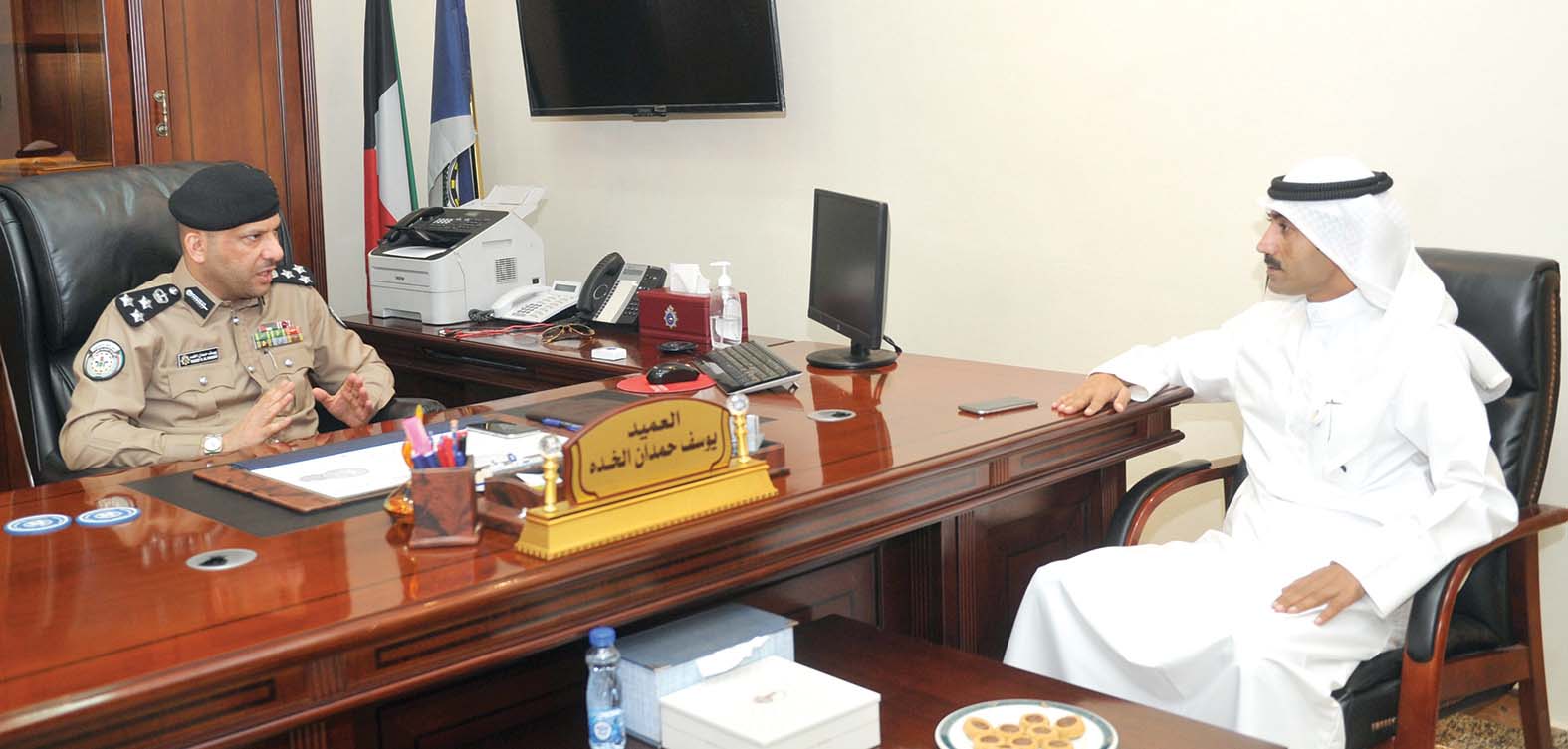 العميد الخدة متحدثاً للزميل نايف كريم 	(تصوير سعود سالم)