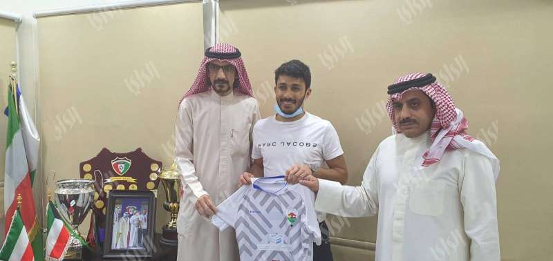 الحربي أثناء توقيع العقد