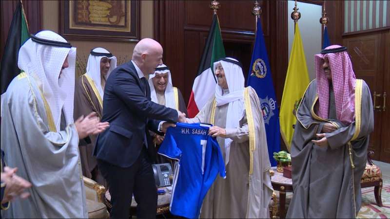 الأمير الراحل خلال استقباله رئيس الاتحاد الدولي لكرة القدم بعيد رفع الإيقاف عن كرة القدم الكويتية 