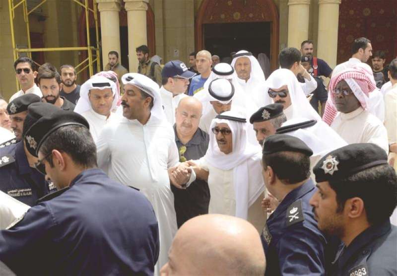 سمو الأمير في موقع تفجير مسجد الإمام الصادق بعد دقائق من وقوعه 
