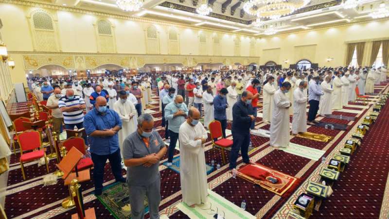 مصلون يؤدون صلاة الجمعة في أحد المساجد (تصوير أسعد عبدالله) 