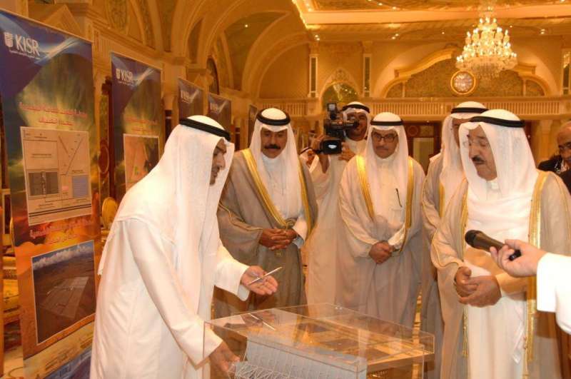 سمو الأمير الراحل خلال استماعه لشرح عن أحد الأبحاث العلمية