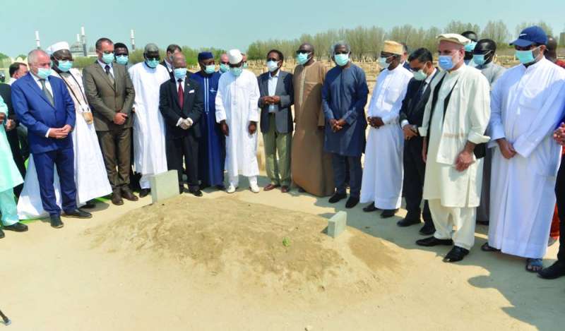 عميد السلك الديبلوماسي عبدالأحد إمباكي متوسطاً السفراء عند قبر الأمير الراحل (تصوير نايف العقلة)