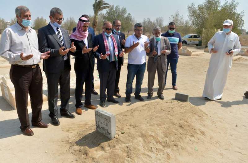 ممثلو الجالية الأردنية وأركان السفارة خلال دعائهم للأمير الراحل عند قبر سموه