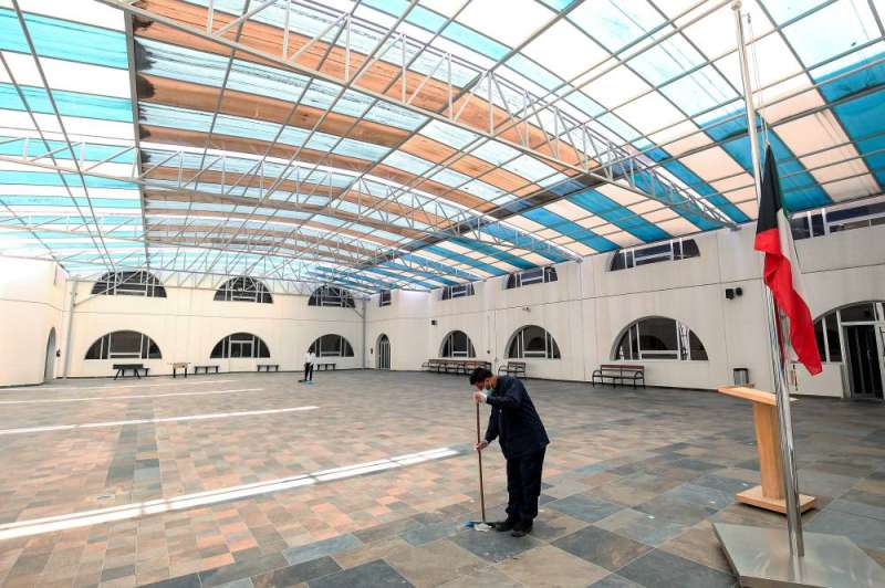 التعليم عن بعد... لا طلاب في المدارس (ا ف ب)