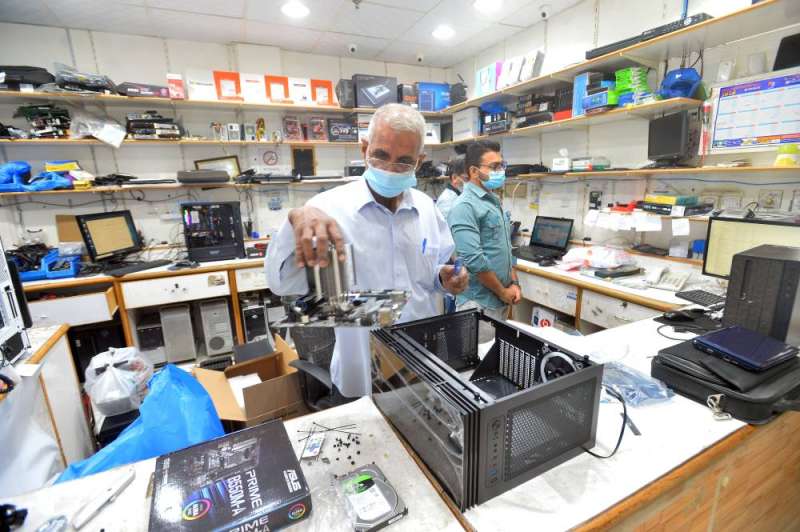 الصيانة قائمة على قدم وساق (تصوير أسعد عبدالله)