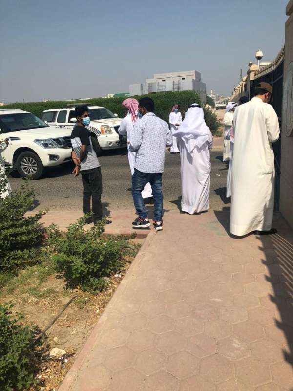 مربون خارج مبنى الهيئة