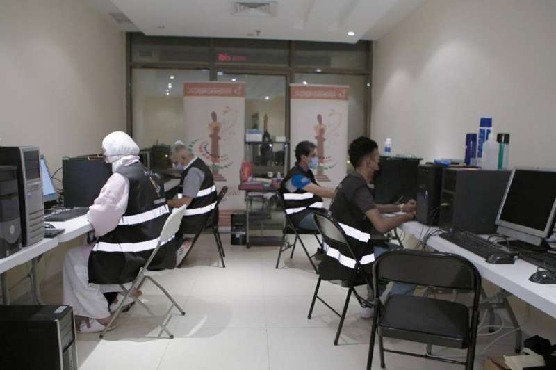 المتطوعون خلال صيانة ووضع البرامج الخاصة في أجهزة الحاسب الآلي