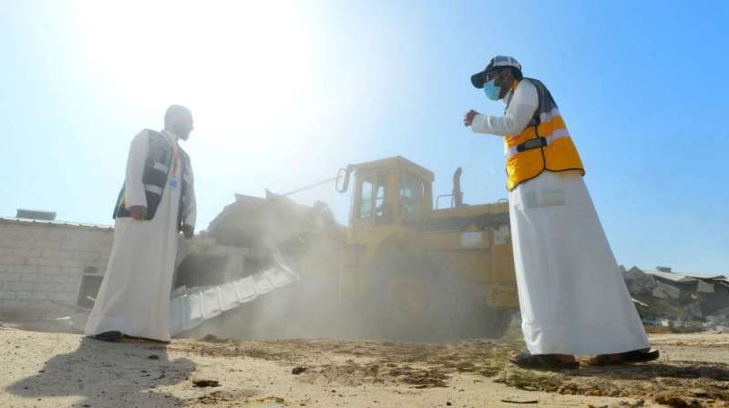 مسؤولان من «البلدي» خلال الإشراف على حملة الإزالات (تصوير أسعد عبدالله)