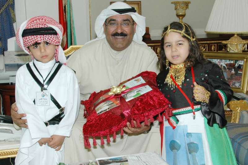 الشيخ مشعل الأحمد الأب الحاني على أولاده