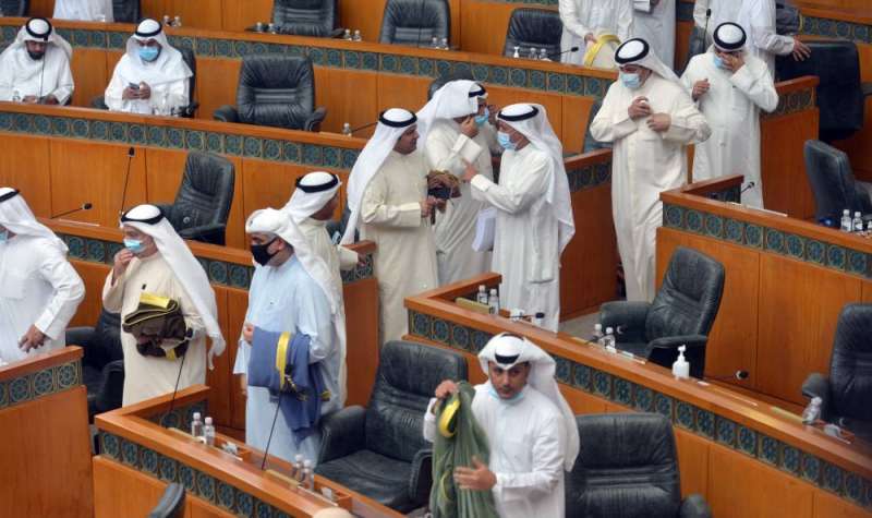 نواب يستعدون لمغادرة قاعة عبدالله السالم بعد فض دور الانعقاد العادي الرابع الخميس الماضي (تصوير نايف العقلة)