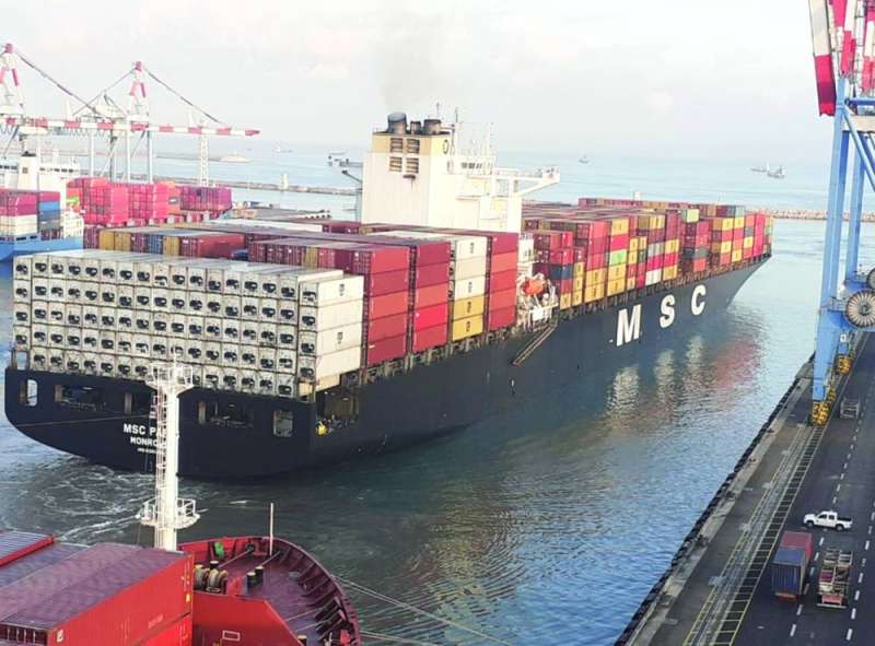 أول سفينة شحن إماراتية تدخل ميناء حيفا