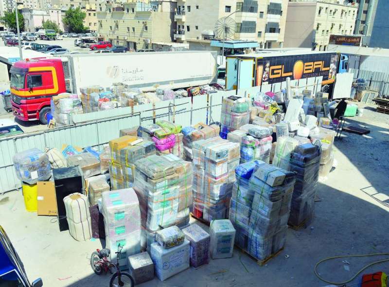 مواد التموين قد يتم تهريبها بين بضائع الشحن         	  (تصوير أسعد عبدالله)