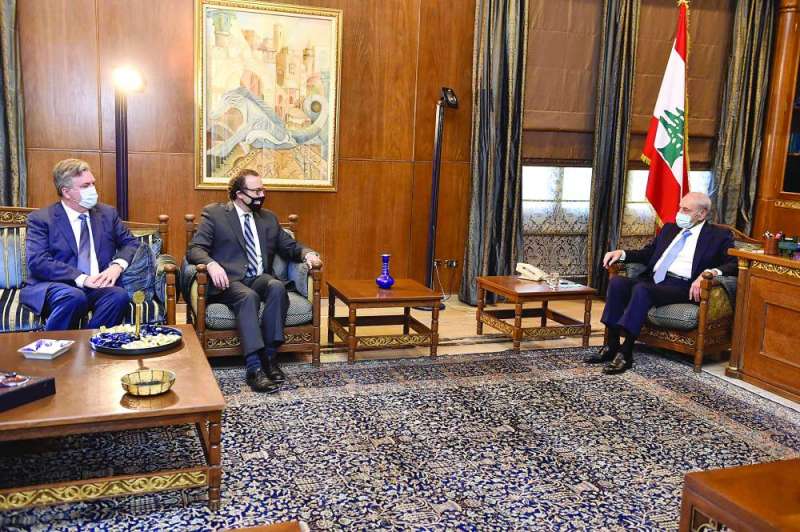 بري مستقبلاً شينكر والسفير الأميركي لدى الجزائر جون ديروشر (يسار) في بيروت أمس	 (أ ف ب)