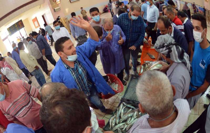  أحد الدلالين ينادي على مزاد مجموعة من السلال