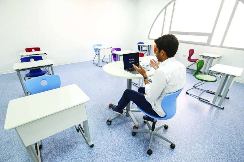 معلم «إنكليزي» يشرح أحد الدروس