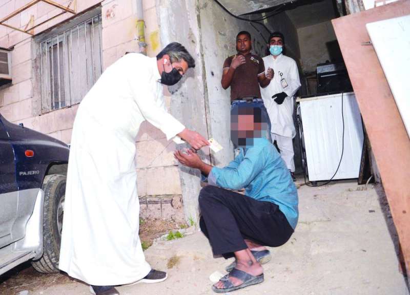 مفتش مع أحد العمال المخالفين    (تصوير نايف العقلة)