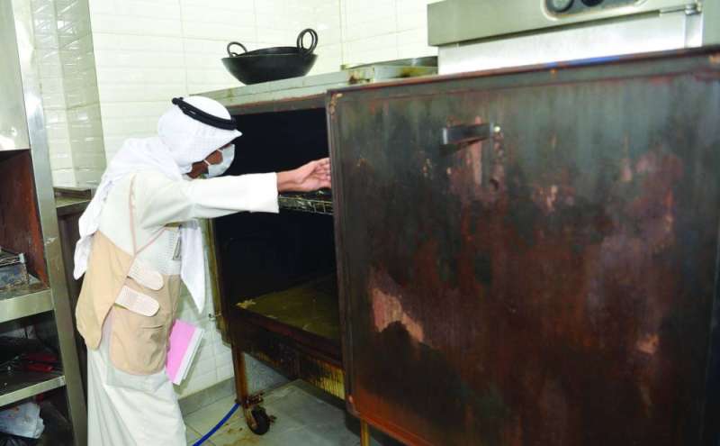مفتش هيئة الغذاء يُعاين فرن أحد المطاعم