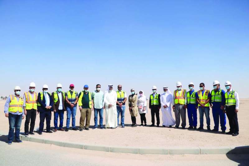 أعضاء فريق لجنة التسليم في موقع المشروع