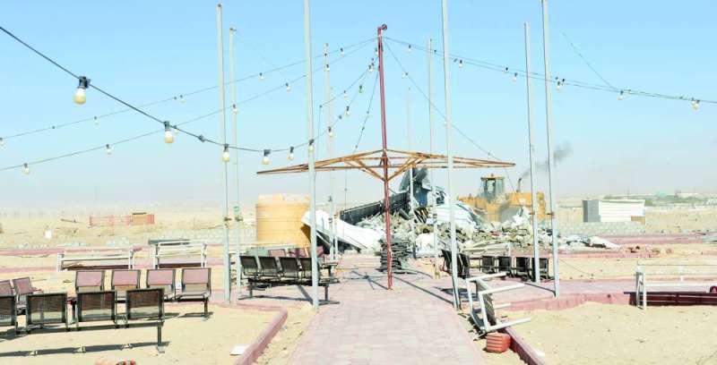 إزالة إحدى الاستراحات 	(تصوير سعود سالم)