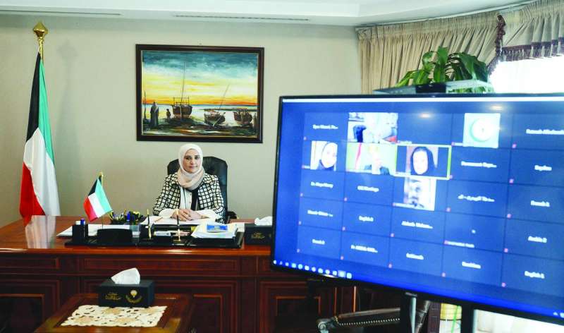 العقيل خلال مشاركتها في الاجتماع عبر التصوير المرئي