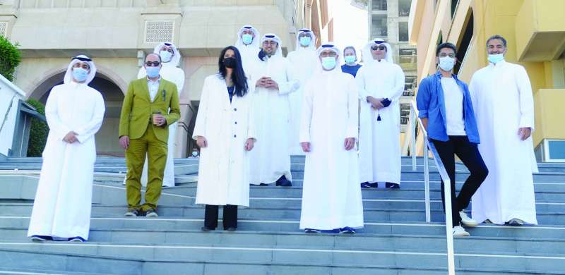 البصيري متوسطة فريق العمل وحضور الافتتاح              	   (تصوير سعود سالم)