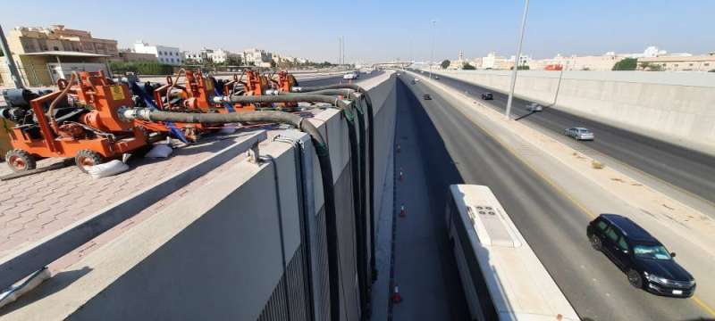 وضع مكائن مخصصة لشفط مياه الأمطار أعلى نفق «المنقف» (تصوير أسعد عبدالله)