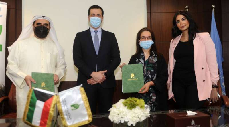 الصميط والقائم بأعمال السفارة اللبنانية وأميرة الحسن بعد توقيع الاتفاقية (تصوير سعود سالم)