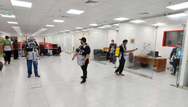 عناصر الفريق يقومون بتعقيم صالة التحرير