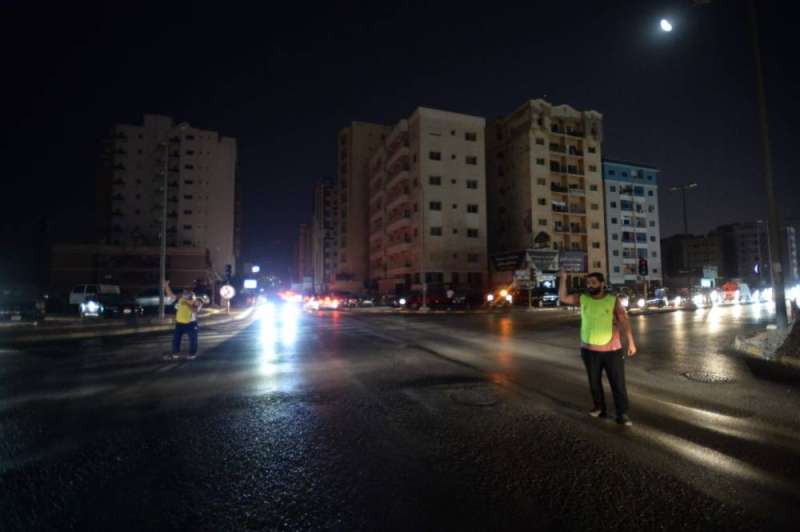 متطوعون ينظمون حركة السير بعد توقف الإشارات الضوئية (تصوير أسعد عبدالله)