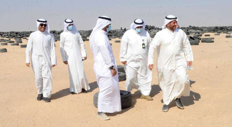 الأحمد خلال جولته لتسلم موقع السالمي للإطارات المستعملة (تصوير سعود سالم)