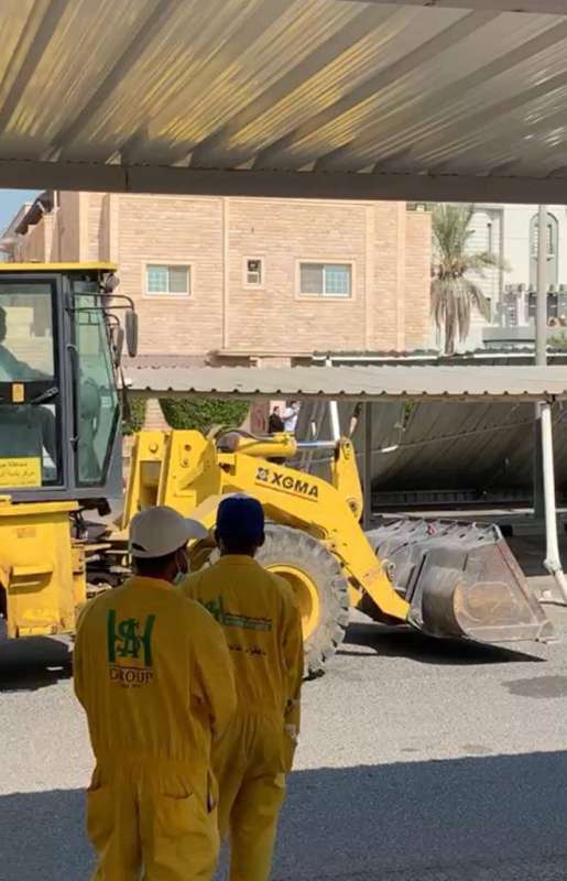 البلدية تزيل المظلات محل الخلاف في الرميثية