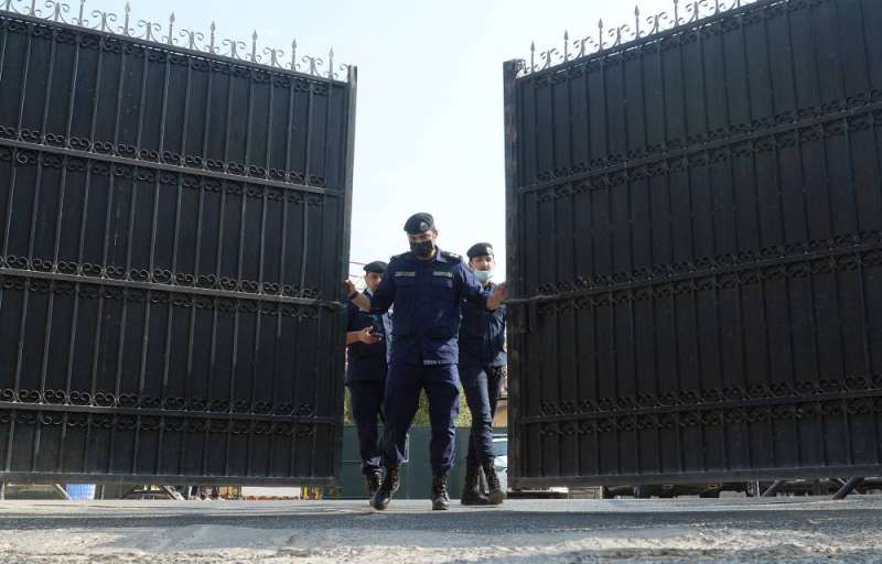 إغلاق باب المركز بعد انتهاء فترة التسجيل للترشح (تصوير أسعد عبدالله)