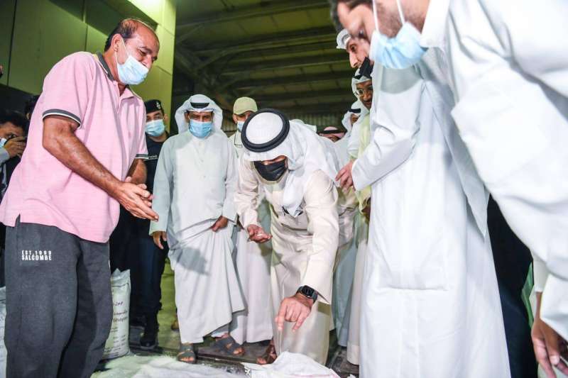 الوزير الصالح يعاين المخدرات بعد ضبطها