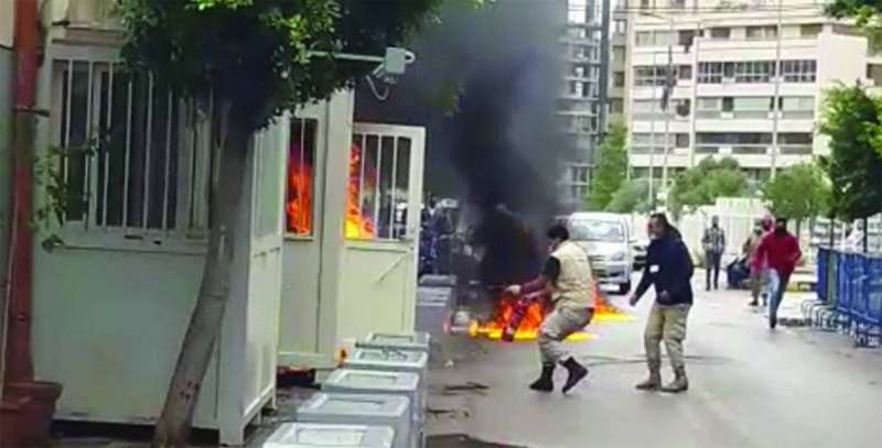 محاولة إطفاء النيران في النازح السوري 