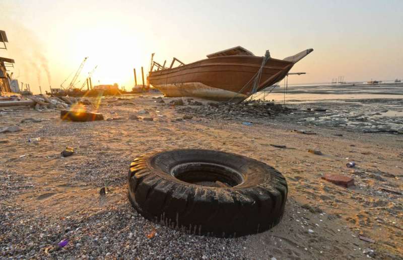 أحد صور الإهمال على شاطئ «عشيرج» (تصوير أسعد عبدالله)