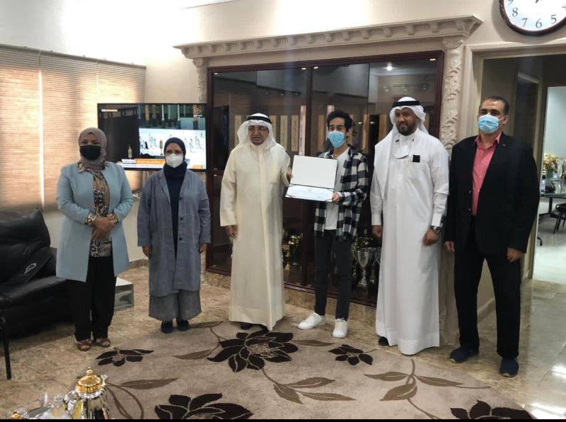 وفد جمعية دعم المخترعين والابتكار خلال تكريم فريق ثانوية حمد عيسى الرجيب
