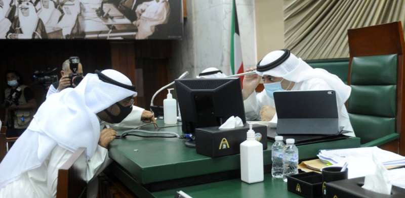 العتيبي والأمين العام خلال الجلسة الرئيسية (تصوير سعود سالم)