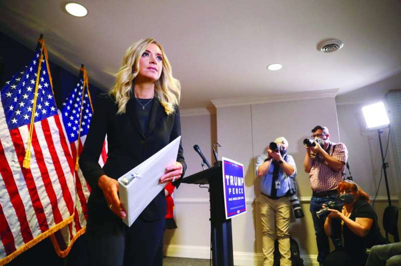 الناطقة باسم البيت الأبيض كايلي ماكناني تغادر بعد مناقشة خطط حملة ترامب لمتابعة الطعون القانونية في مقر اللجنة الوطنية الجمهورية 	(رويترز)