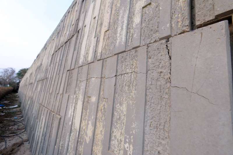 شروخ تفلق جدران الجسر