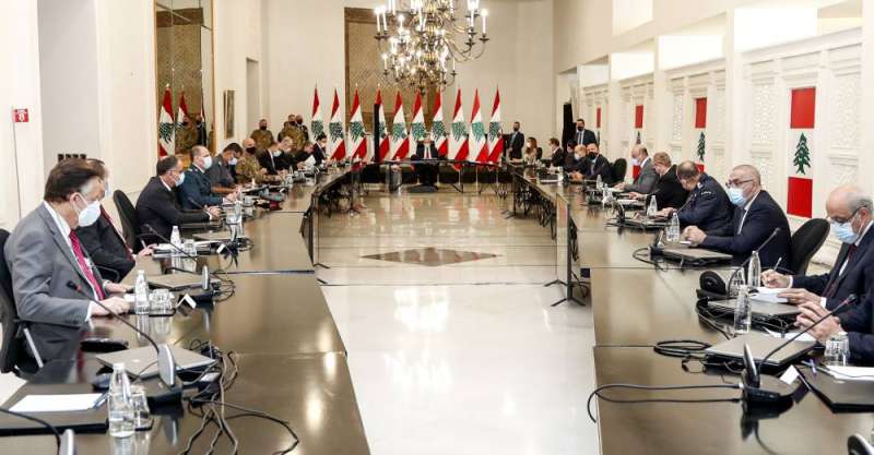  الرئيس عون (وسط) يترأس اجتماعاً لمجلس الدفاع الأعلى في قصر بعبدا أمس (أ ف ب)