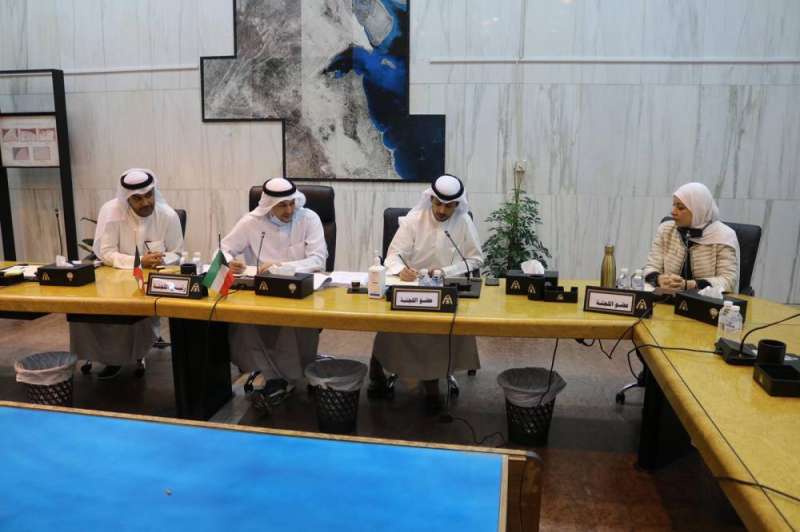 جانب من اجتماع اللجنة القانونية والمالية في المجلس البلدي أمس