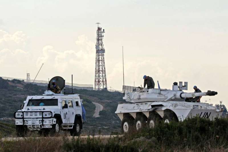 دورية لقوة «اليونيفيل» في بلدة الناقورة حيث عقدت أمس الجولة الثالثة من المفاوضات التقنية حول ترسيم الحدود البحرية بين لبنان وإسرائيل (أ ف ب)