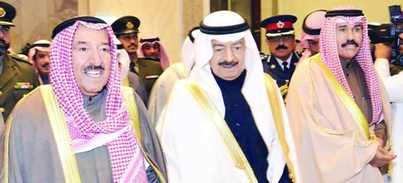 الأمير خليفة يتوسط سمو أمير البلاد الشيخ نواف الأحمد وسمو الأمير الراحل الشيخ صباح الأحمد في صورة أرشيفية 