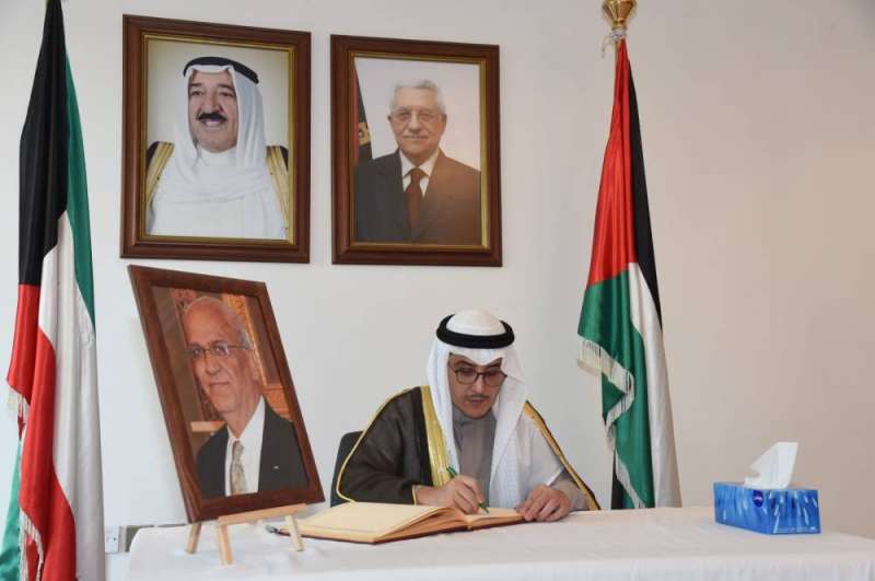 الناصر مسجلاً تعازيه في ديوان السفارة الفلسطينية (تصوير سعود سالم)