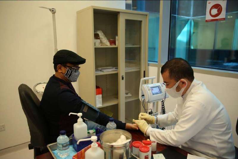 السفير الإندونيسي مشاركاً بالتبرع بالدم