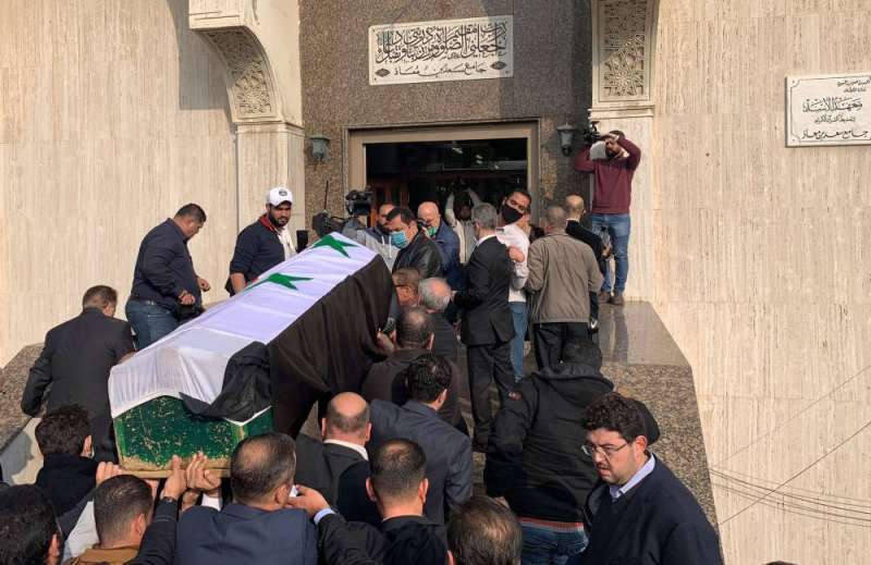 تشييع المعلم في دمشق أمس (رويترز)